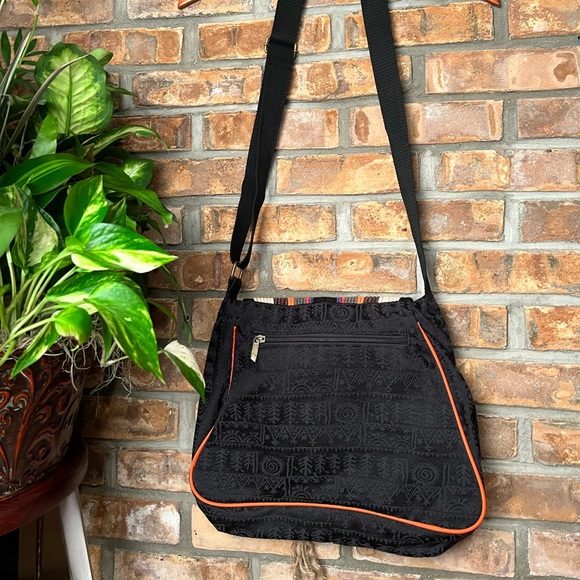 BNWT BU ZHI YUN HOBO STYLE BAG WITH MAGNETIC SNAP AND 4 POCKETS! - Picture 4 of 5